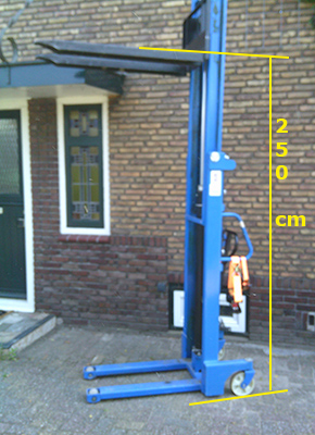 U kunt deze professionele stapelaar voordelig bij ons huren, inclusief spanbanden. 
